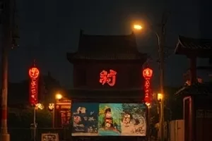 《玻璃厂往事》老厂房窗格透光封面